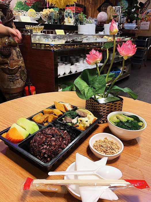 Không gian ấm cúng với nét đẹp Phật giáo tại Nhà hàng Buffet Chay An Lạc