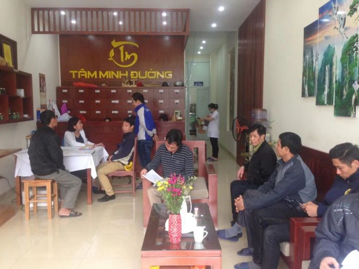 Lương y Nguyễn Bá Vưỡng thăm khám cho bệnh nhân