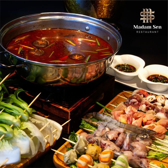 Nồi lẩu vịt mướp hương thơm ngon bốc khói nghi ngút tại Madam Sen