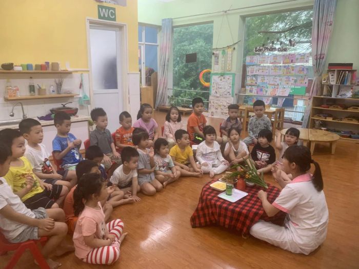 Hệ thống trường Mầm non Thăng Long Kidsmart Long Biên ảnh 2: Những khoảnh khắc đáng yêu ghi lại hoạt động học tập sáng tạo và giờ chơi đầy hứng khởi của các bé.