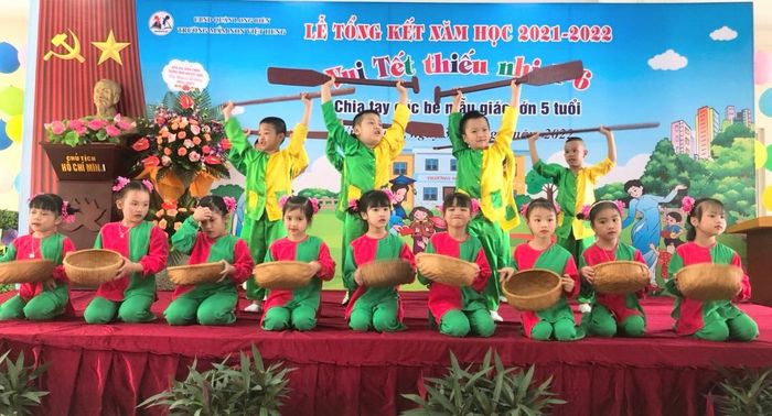 Hình ảnh 2: Các hoạt động vui chơi ngoài trời tại Trường Mầm non Việt Hưng - Nơi trẻ được thỏa sức vận động, khám phá thế giới xung quanh và phát triển kỹ năng xã hội thông qua các trò chơi tập thể