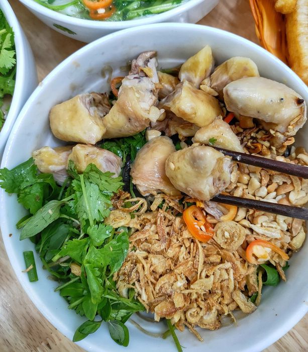 Không gian ấm cúng đậm chất phố cổ tại quán - Ảnh 3