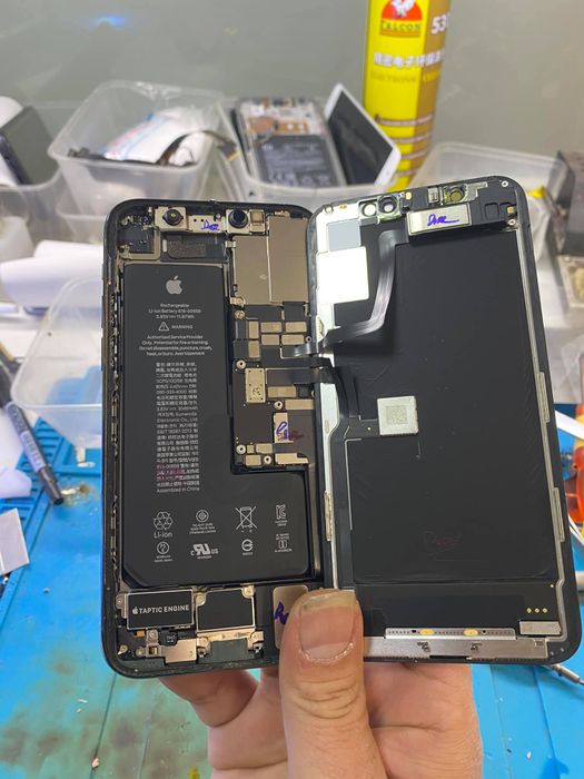 Không gian hiện đại và trang thiết bị tối tân tại xưởng sửa chữa Phonestar