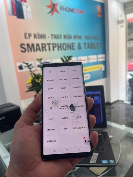Hình ảnh đội ngũ kỹ thuật viên Phonestar đang làm việc chuyên nghiệp với thiết bị