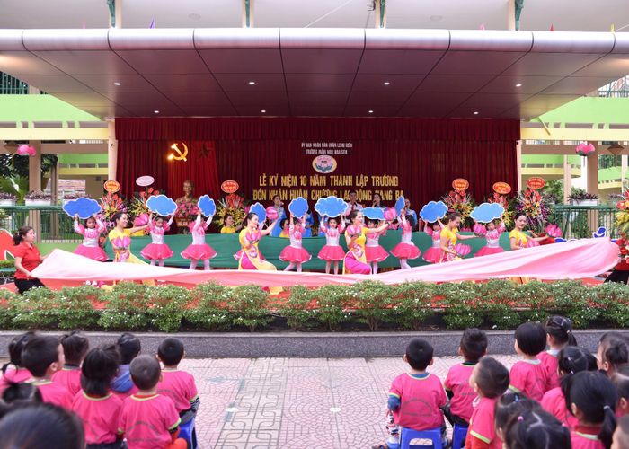 Hình ảnh 2: Góc nhìn chân thực về các hoạt động vui chơi, học tập tại Trường Mầm non Hoa Sen - nơi trẻ được trải nghiệm mô hình 'chợ quê', vườn thuốc Nam và khu vận động đa năng