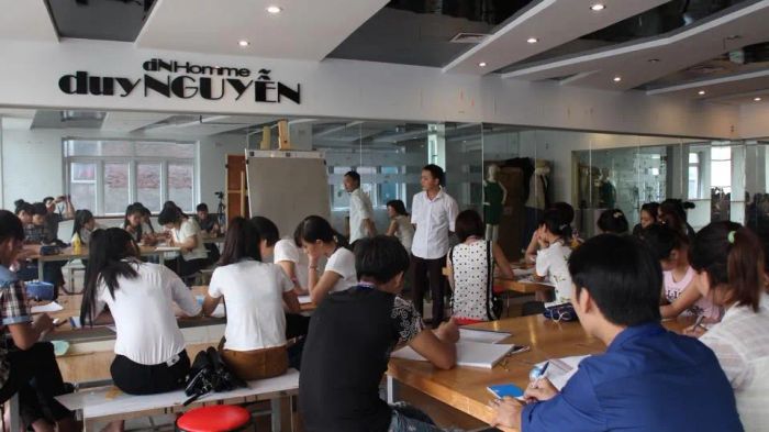 Khung cảnh học viên thực hành may vest tại xưởng – Không gian truyền cảm hứng từ Veston Duy Nguyễn
