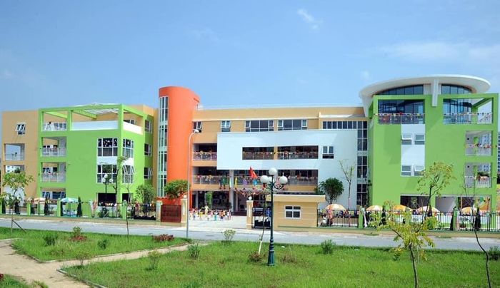 Ảnh 1: Góc nhìn chân thực về Trường Mầm non Đô thị Sài Đồng - không gian học tập lý tưởng với đầy đủ tiện nghi hiện đại, nơi mỗi góc sân, mỗi lớp học đều thấm đẫm tình yêu thương và sự sáng tạo