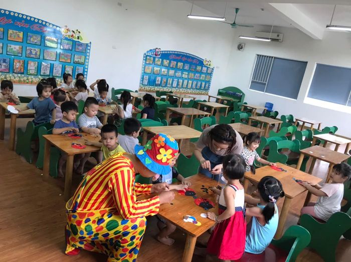 Hình ảnh 2: Góc nhìn sinh động về các hoạt động học tập tại Trường Mầm non Hoa Thủy Tiên - Nơi trẻ được thỏa sức sáng tạo với các nguyên vật liệu đa dạng trong giờ học STEAM đầy hứng khởi