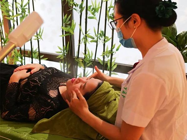 Hình ảnh liệu trình gội đầu thảo dược đẳng cấp tại Minh Khuê Spa