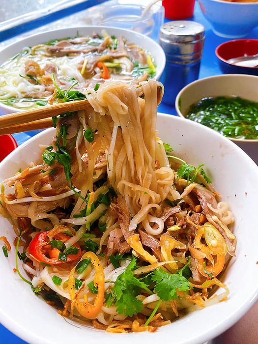 Góc ẩm thực đầy nghệ thuật tại Phở gà Hàng Điếu - Ảnh 3