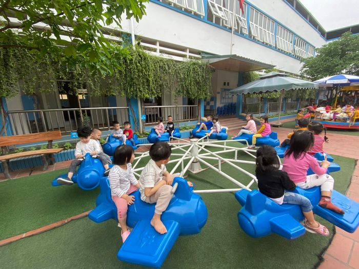 Khoảnh khắc đáng nhớ tại Trường mầm non Tả Thanh Oai A - Các bé hào hứng tham gia hoạt động ngoài trời trong khuôn viên trường rợp bóng cây xanh