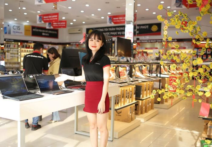 FPT Shop ảnh 1 – Không gian trưng bày laptop hiện đại, thể hiện sự chuyên nghiệp của hệ thống FPT Shop.