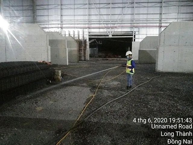 Đội ngũ kỹ thuật viên Hạnh Long thực hiện diệt mối chuyên nghiệp tại công trình