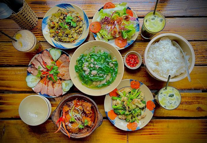Tiệm cơm Hồi Nớ – Hình ảnh thứ hai gợi mở không gian ấm cúng, mộc mạc và chân tình