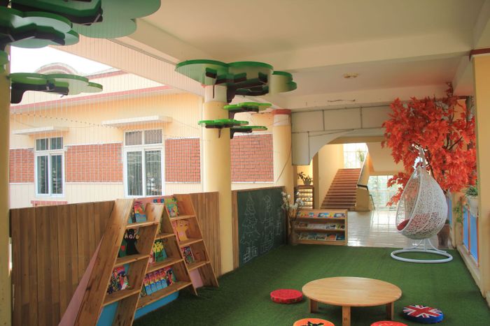 Khoảnh khắc đáng nhớ tại Trường Mầm non A xã Liên Ninh - Các bé hào hứng tham gia hoạt động ngoài trời trong khuôn viên trường rợp bóng cây xanh