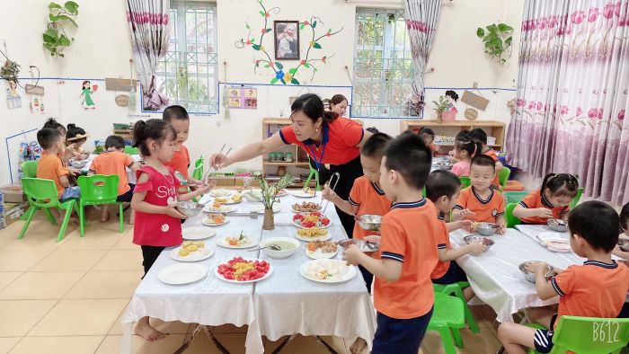Khám phá không gian học tập đầy màu sắc tại Trường Mầm non Trung Hưng qua loạt ảnh độc đáo, ghi lại những khoảnh khắc đáng yêu của các bé.