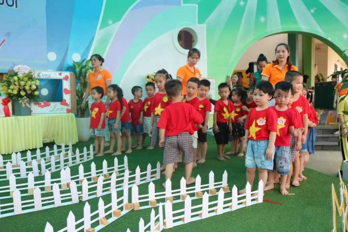 Hình ảnh thứ hai về Trường Mầm non Lê Quý Đôn - khu vui chơi ngoài trời đầy màu sắc
