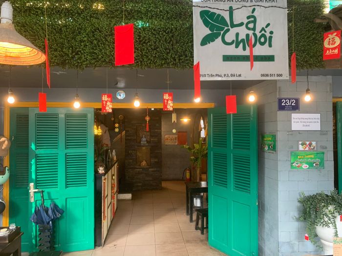 Hình ảnh ấm cúng và thân thương của Cơm gia đình Lá Chuối