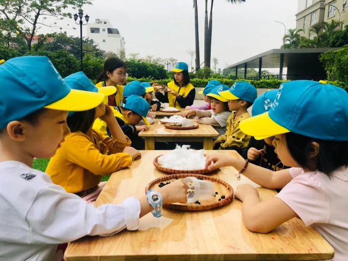 HomeLand Preschool ảnh 1 - Hình ảnh lớp học tràn ngập ánh sáng tự nhiên với các góc học tập được thiết kế chuẩn mực, tạo môi trường lý tưởng cho trẻ phát triển.
