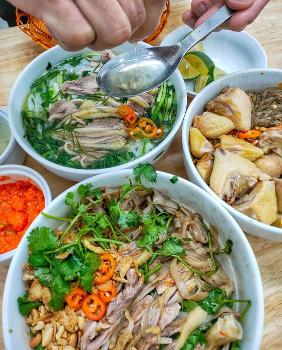 Tô phở trộn vàng ươm hấp dẫn tại Phở Gà Phố Cổ - Ảnh 2