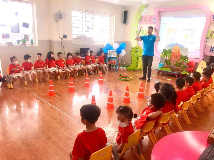 Trường Mầm non Chất lượng cao Đô thị Việt Hưng ảnh 2: Những khoảnh khắc đáng yêu ghi lại hoạt động học tập và vui chơi của các bé trong môi trường giáo dục lý tưởng.