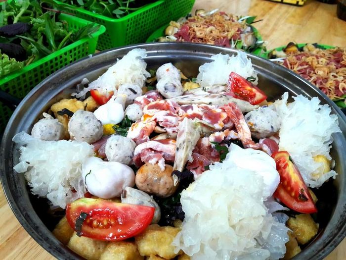 Không gian ấm cúng và món ngon đặc trưng tại Lẩu Ốc Khương Thượng
