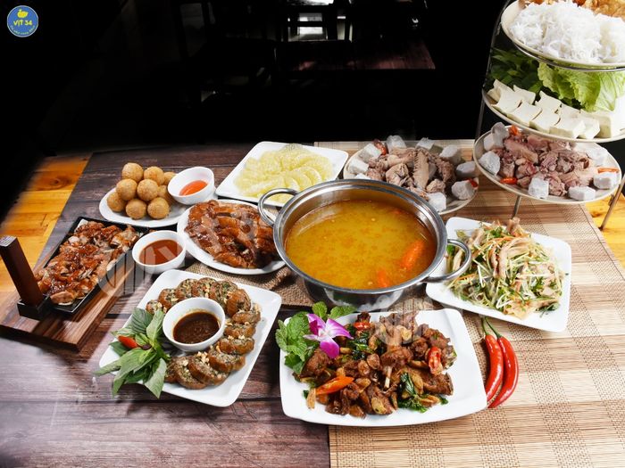 Không gian sang trọng và món lẩu vịt hấp dẫn tại Vịt 34