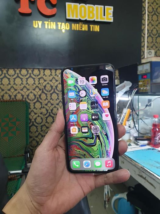 Khoảnh khắc chuyên gia TCMOBILE kiểm tra tỉ mỉ từng linh kiện điện thoại
