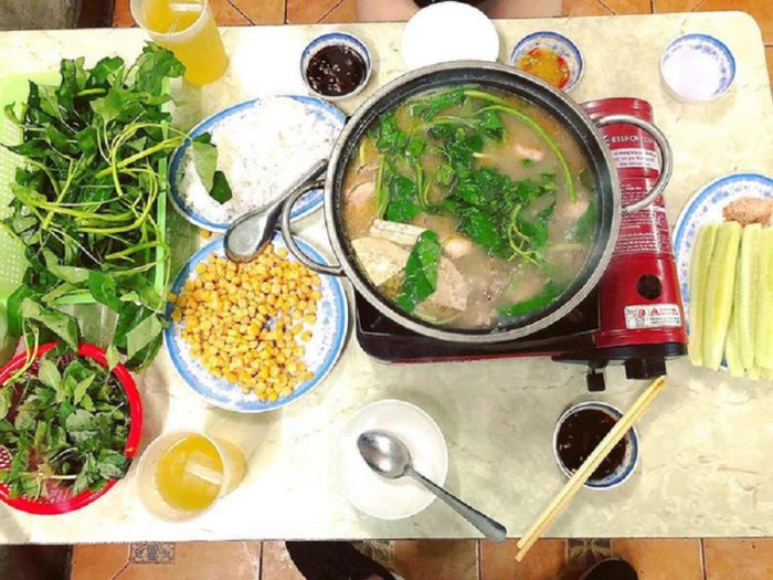 Nồi lẩu vịt om sấu vàng ươm, bốc khói nghi ngút tại Lộc Vịt