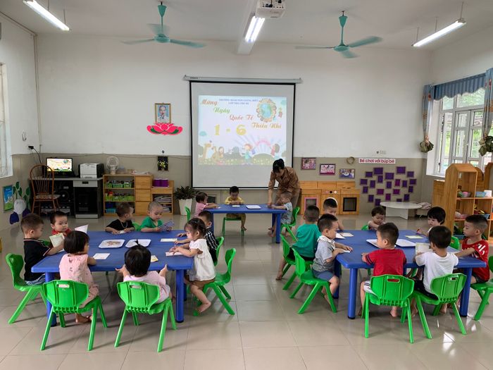 Hình ảnh 1: Không gian xanh mát tại Trường Mầm non Giang Biên - Ngôi trường chuẩn quốc gia với khu vui chơi thể chất, phòng Kidsmart hiện đại và các góc học tập sáng tạo được thiết kế riêng cho từng độ tuổi