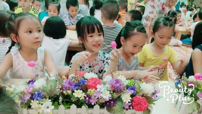 Hình ảnh thứ hai ghi lại khung cảnh Trường Mầm non 3-2 với không gian học tập đầy màu sắc