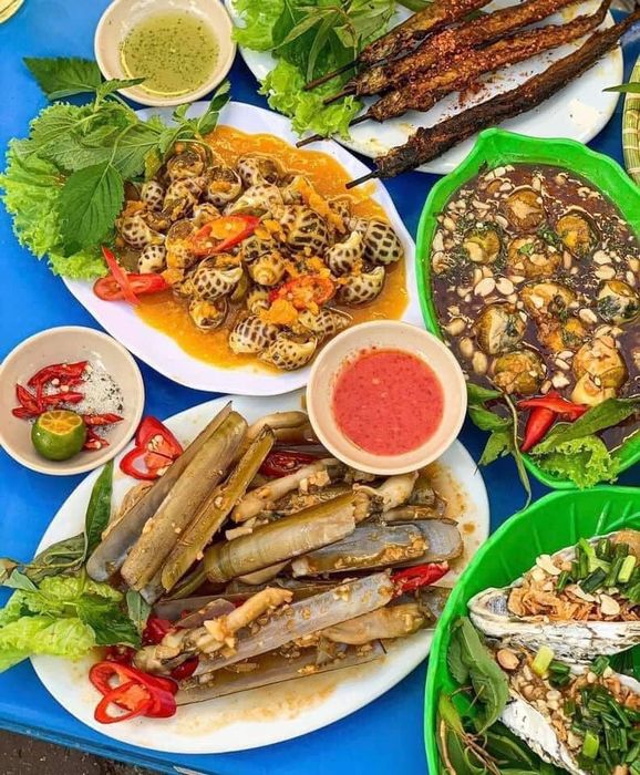 Không gian ốc và hải sản tươi ngon tại Ốc Xì Gòn