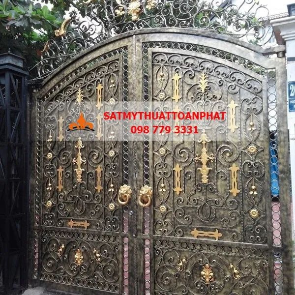 Kiệt tác Toàn Phát - Ảnh 1: Cầu thang sắt nghệ thuật như dải lụa thép uốn lượn