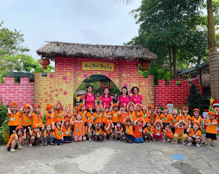 Hình ảnh 2 – Một góc sân trường rực rỡ tại Trường Mầm non Phương Liên, nơi gieo mầm yêu thương mỗi ngày.