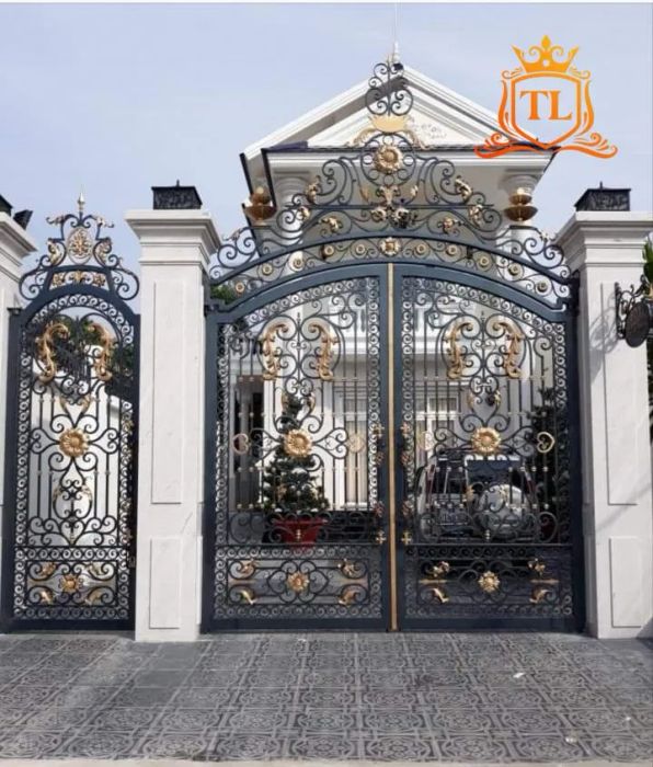 Bộ sưu tập sắt mỹ thuật Tùng Lâm - Ảnh 1: Cửa cổng uốn lượn như dải lụa