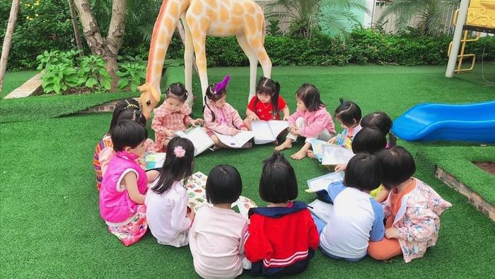 Khuôn viên xanh mát với khu vui chơi hiện đại tại Trường Mầm Non Hoa Phượng