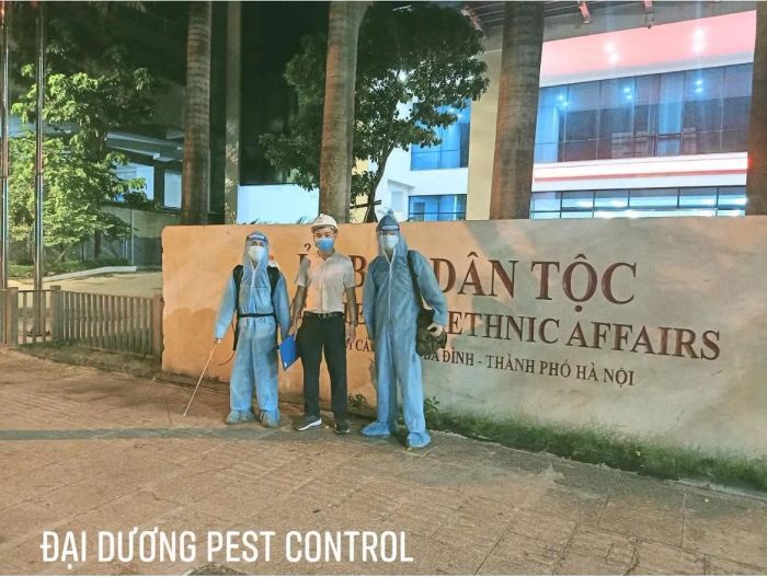 Đội ngũ kỹ thuật viên Đại Dương thực hiện phun thuốc diệt côn trùng chuyên nghiệp