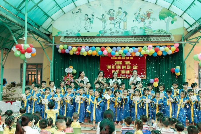 Hình ảnh 1: Không gian học tập tại Trường Mầm non Hoa Mai - Ngôi trường với cơ sở vật chất đạt chuẩn Quốc gia, nơi mỗi góc lớp đều được thiết kế để kích thích sự sáng tạo và phát triển toàn diện của trẻ