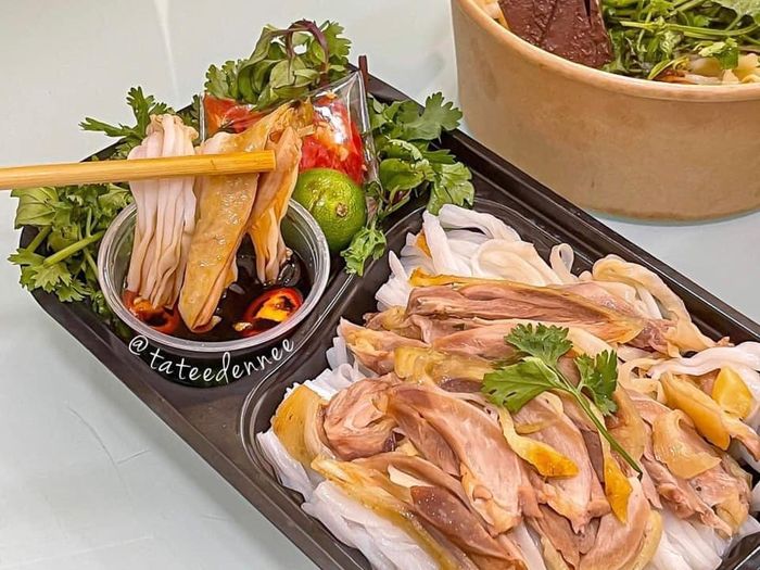 Không gian thưởng thức phở trộn chị Thuý đầm ấm - Ảnh 3