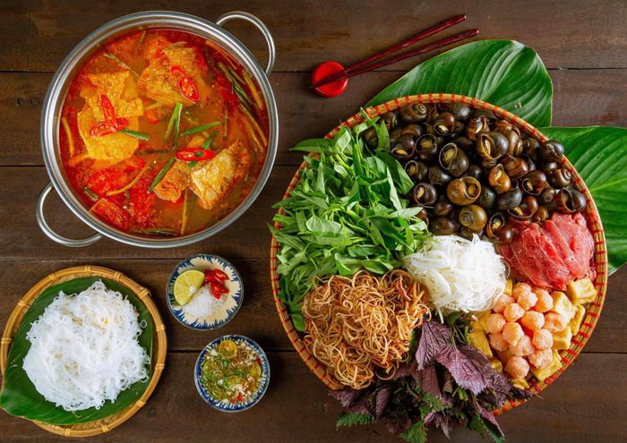 Không gian ấm cúng và món ngon đặc trưng tại Lẩu Ốc Bà Lương
