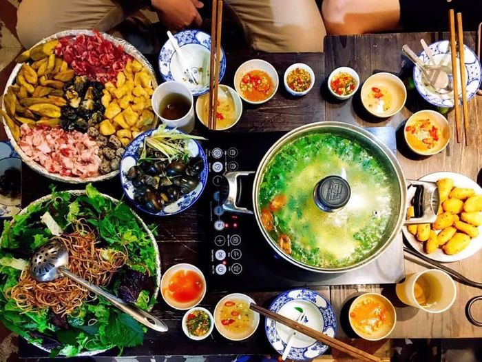 Không gian ấm cúng và món ngon đặc trưng tại Ốc 86