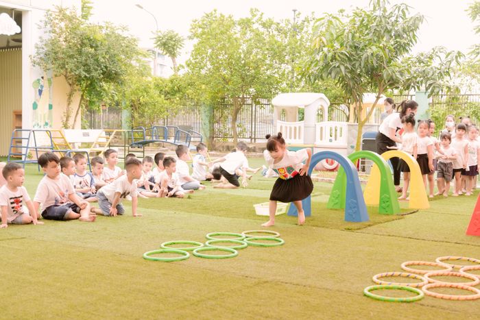 Hình ảnh 1: Không gian học tập hiện đại tại Trường Mầm non Hoa Thủy Tiên - Nơi mỗi góc lớp đều được thiết kế như một thế giới thu nhỏ đầy màu sắc, kích thích sự sáng tạo và niềm vui học tập của trẻ