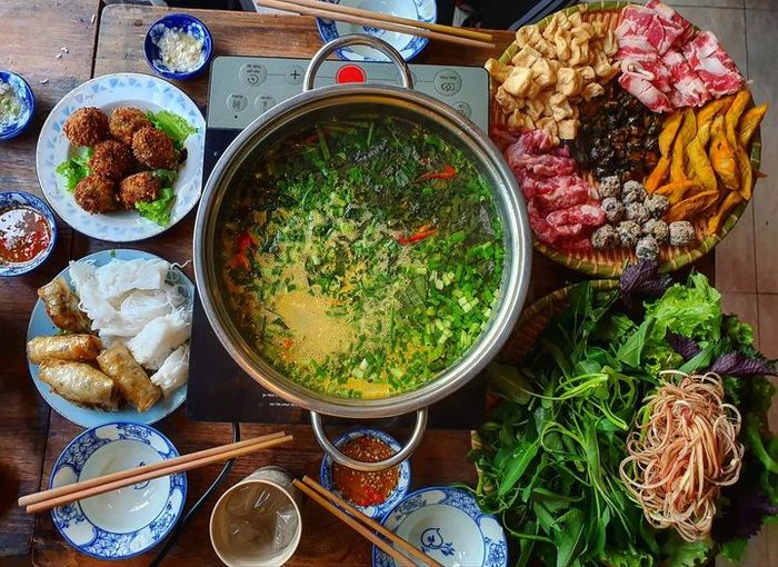 Không gian ấm cúng và mẹt lẩu ốc hấp dẫn tại Bà Điền