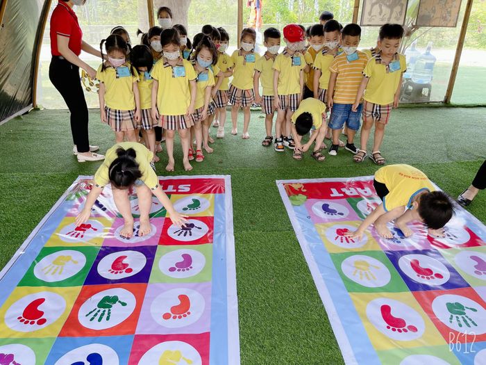 Hình ảnh 2: Các hoạt động vui chơi, học tập tại Trường Mầm non Hoa Mai - Nơi trẻ được khám phá thế giới xung quanh qua những trải nghiệm thực tế sinh động, giúp hình thành kỹ năng sống tự lập từ sớm