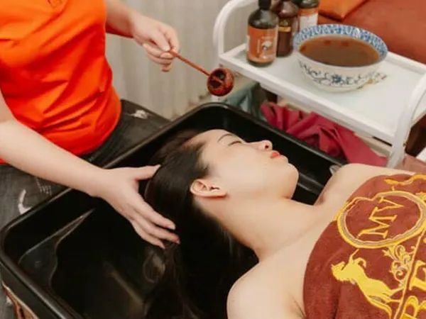 Hình ảnh liệu trình gội đầu thảo dược tại Dưỡng Sinh Spa Linh Đàm