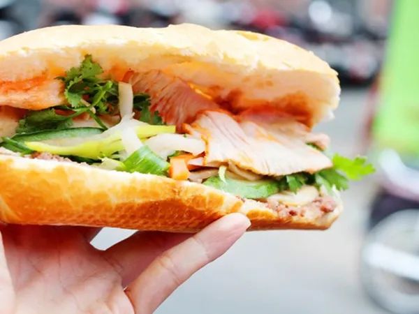 Khoảnh khắc thưởng thức Bánh Mì Bảy Hổ