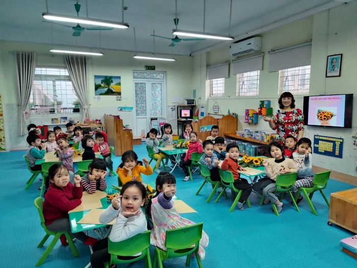 Hình ảnh sinh động về các hoạt động giáo dục và vui chơi tại Trường Mầm non Họa Mi