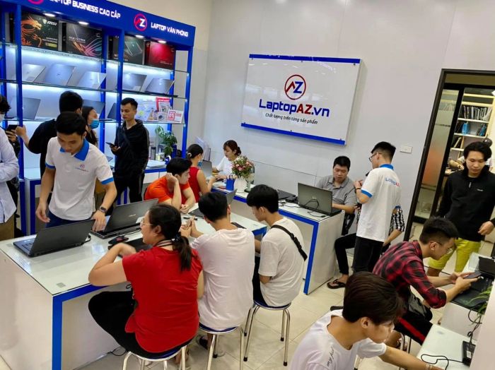 LaptopAZ ảnh 1 – Không gian trải nghiệm công nghệ hiện đại, bày trí laptop đa dạng mẫu mã.