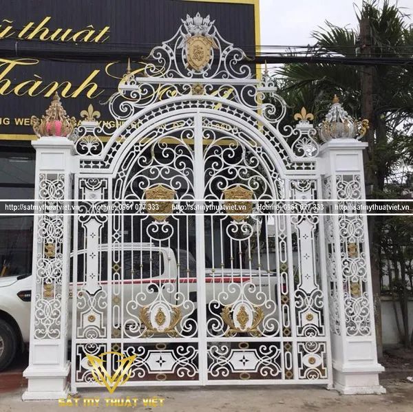 Kiệt tác sắt mỹ thuật Việt - Ảnh 1: Cầu thang xoắn ốc như dải lụa thép uốn lượn