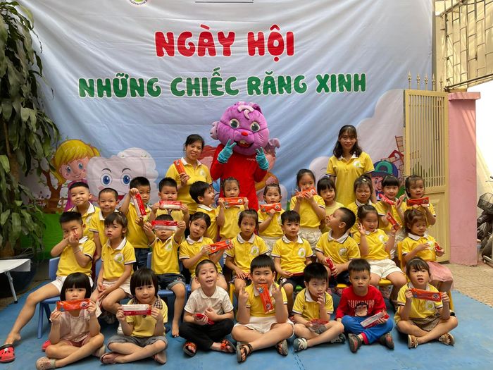 Hình ảnh 1 – Trường Mầm non Hoạ Mi với không gian ngập tràn sắc màu, nơi trẻ thơ hồn nhiên vui đùa và sáng tạo mỗi ngày